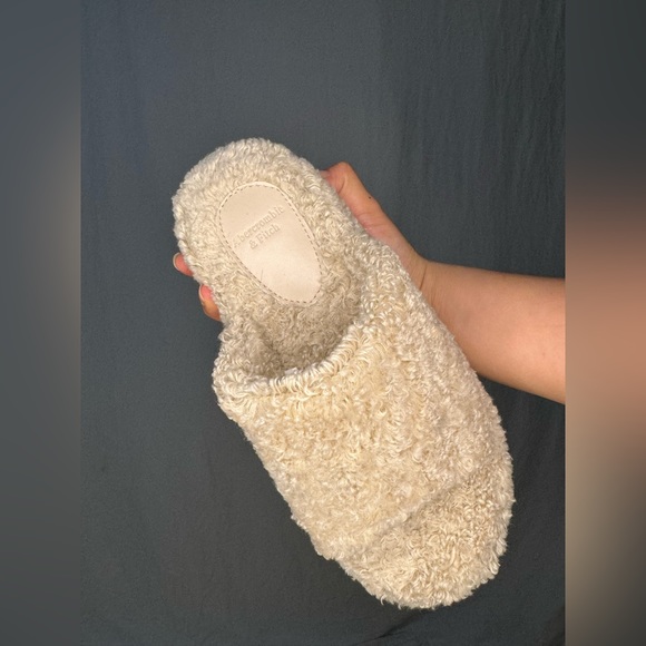 Abercrombie & Fitch Sherpa Slippers - Picture 2 of 11